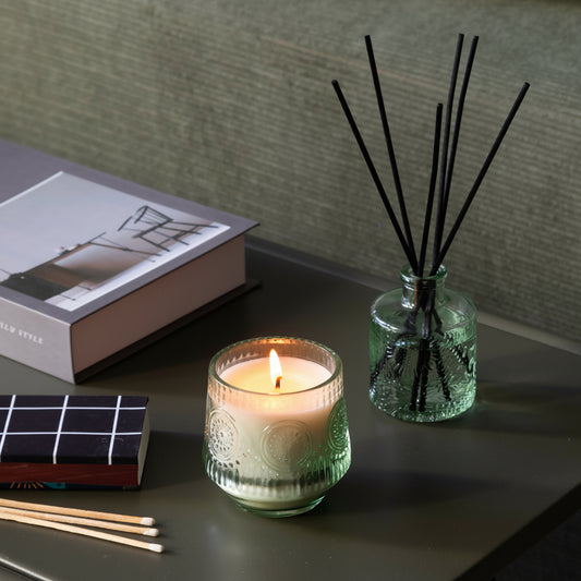 SET JAZMÍN ENCANTADO  DIFUSOR DE AMBIENTES + VELA AROMÁTICA
